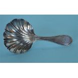 An attractive scroll decorated caddy spoon with be