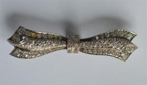 An attractive platinum bow brooch with reed decora