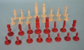 An early 20th Century English turned chess set. Es