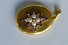 An attractive antique gold locket decorated with e