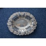 A large oval sweet dish with pierced decoration em
