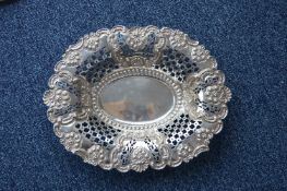 A large oval sweet dish with pierced decoration em