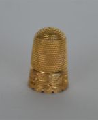 A small 15 carat thimble with engraved decoration.