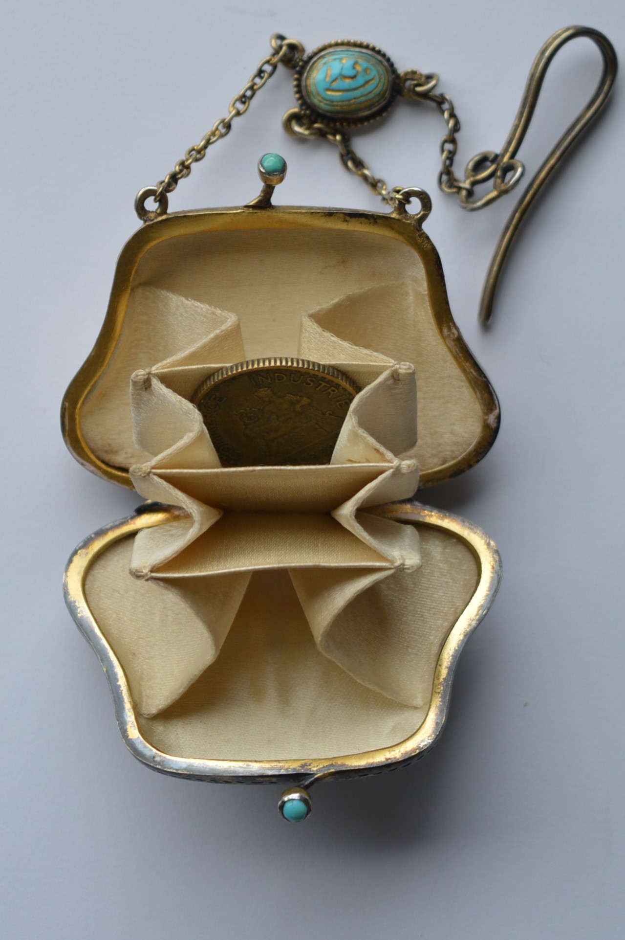 A good quality silver gilt purse with engraved dec - Image 2 of 3