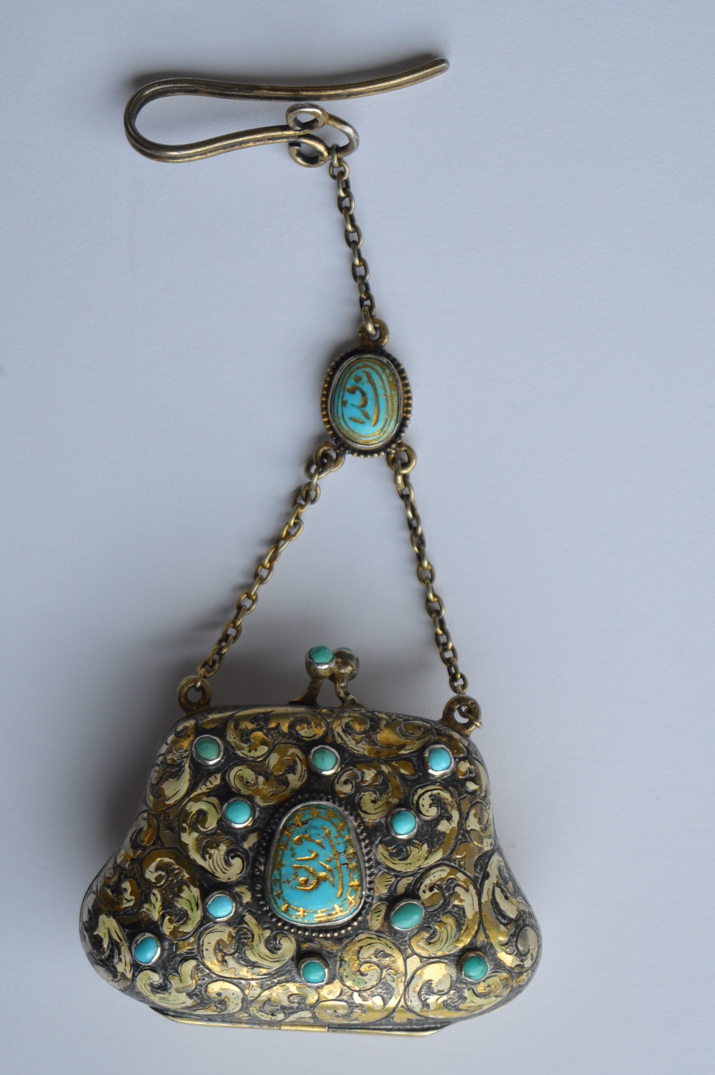 A good quality silver gilt purse with engraved dec