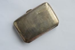 A good kidney shaped cigar case with fitted interior. London. By GU. Approx. 155 grams. Est. £