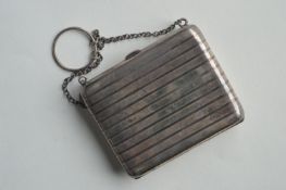 An attractive reeded purse with suspension chain. 925 standard. By CC. Approx. 121 grams. Est. £50 -