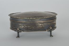 A small Edwardian oval ring box with hinged top. Birmingham. By A. Bros. Est. £30 - £50.