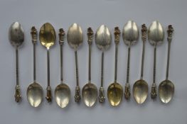 A heavy set of twelve apostle topped coffee spoons with gilt bowls. Sheffield 1882. Approx. 170