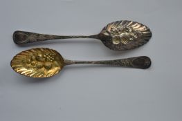 A pair of Georgian bottom marked berry spoons with gilded bowls. Approx. 79 grams. Est. £50 - £60.