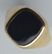 A heavy rectangular onyx signet ring in 9 carat. E