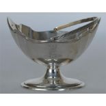 An attractive small sugar basin with wavy rim, ree