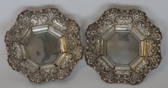 A good pair of octagonal pierced sweet dishes deco