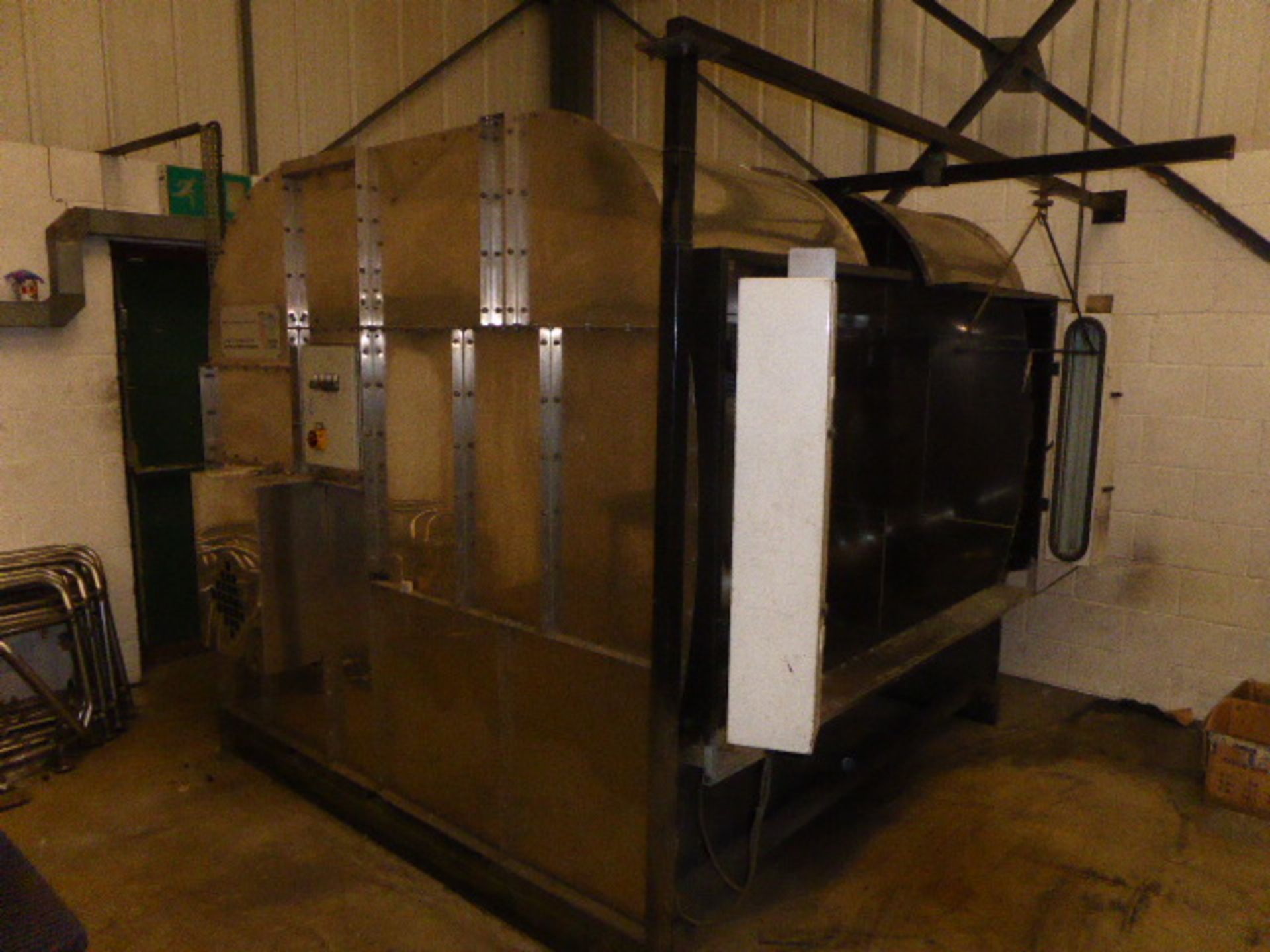 Powder coat spray booth, exterior measurements 2.3m deep x 2.5m wide x 2.3m tall (further details to - Image 2 of 16