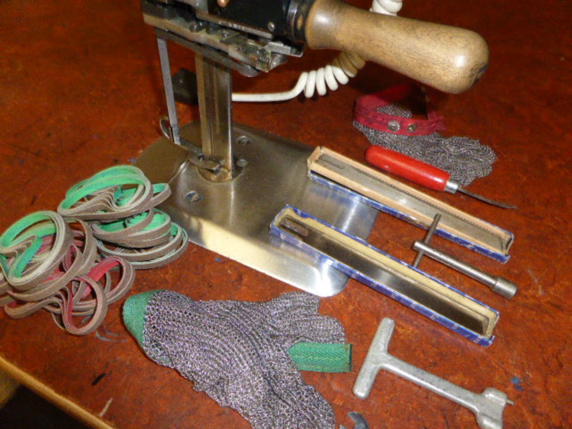 Eastman Brute class 627 single phase cloth cutter with associated tools and spares including - Image 2 of 4