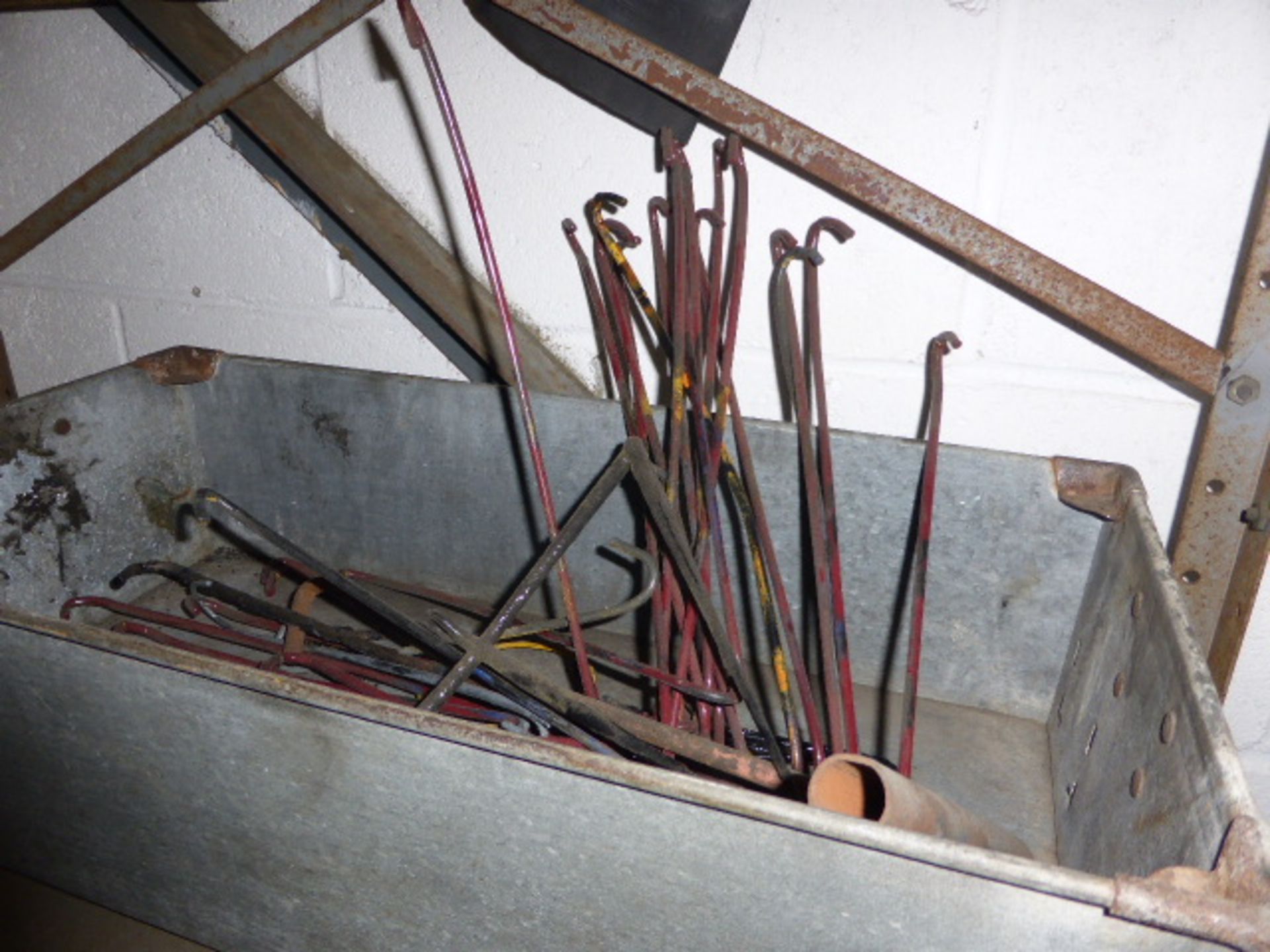 Small metal rack containing metal lin bins and cardboard boxes containing paint spray/paint drying - Image 5 of 5