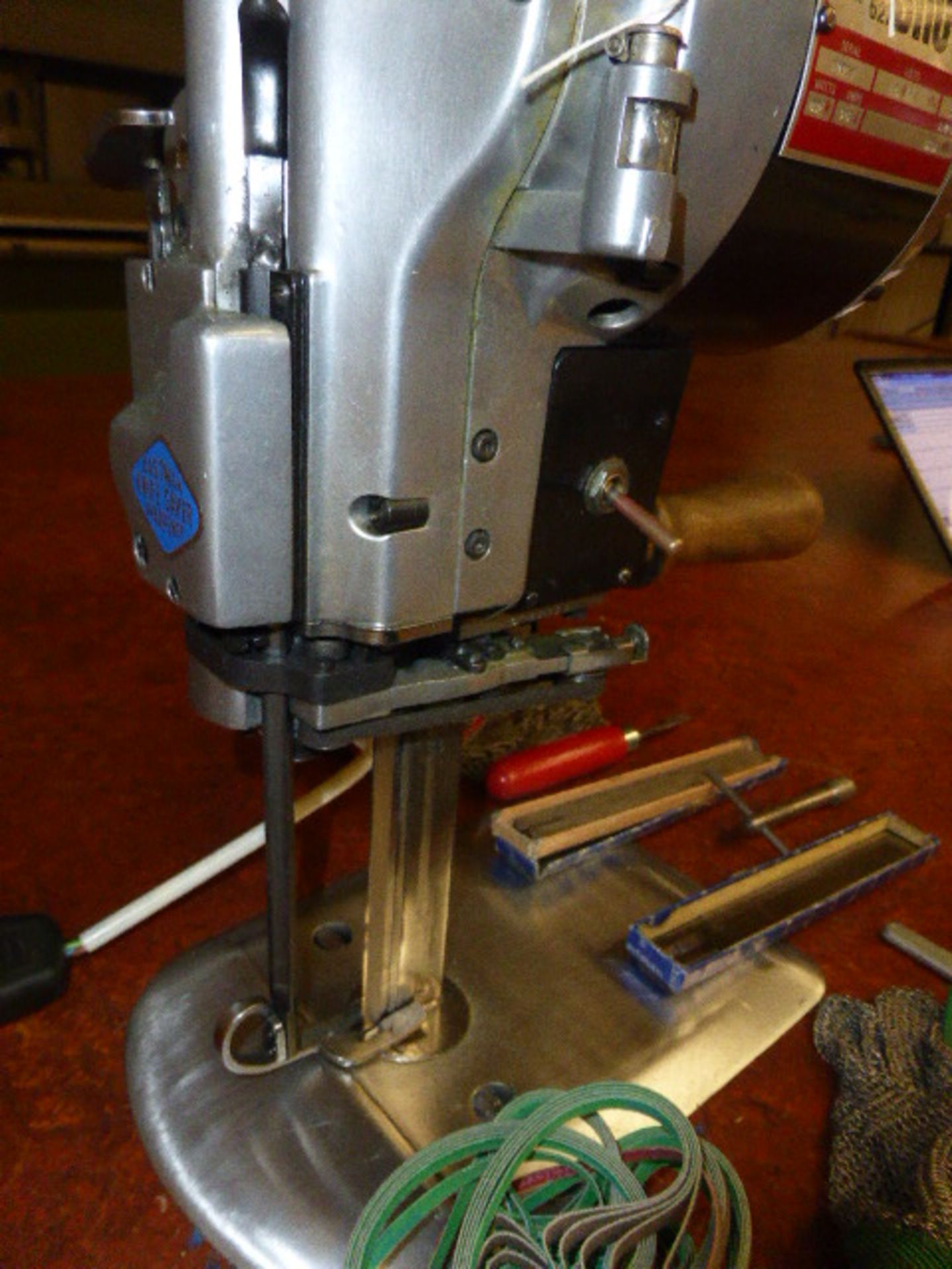 Eastman Brute class 627 single phase cloth cutter with associated tools and spares including - Image 3 of 4