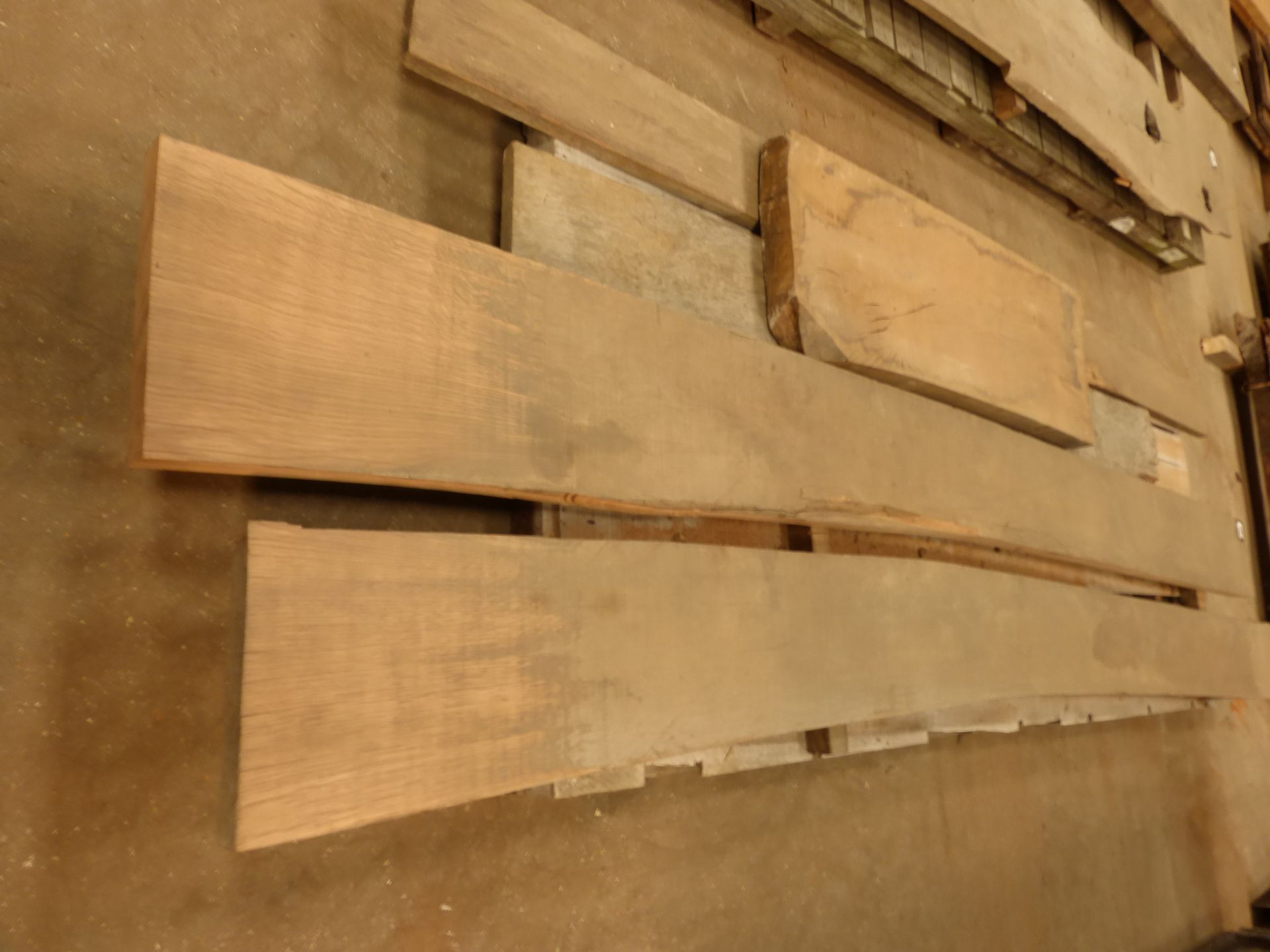 A pallet of 5 various sized oak rough sawn planks; 2 x 4000 x 300 x 75mm and 3 other boards - Image 2 of 4