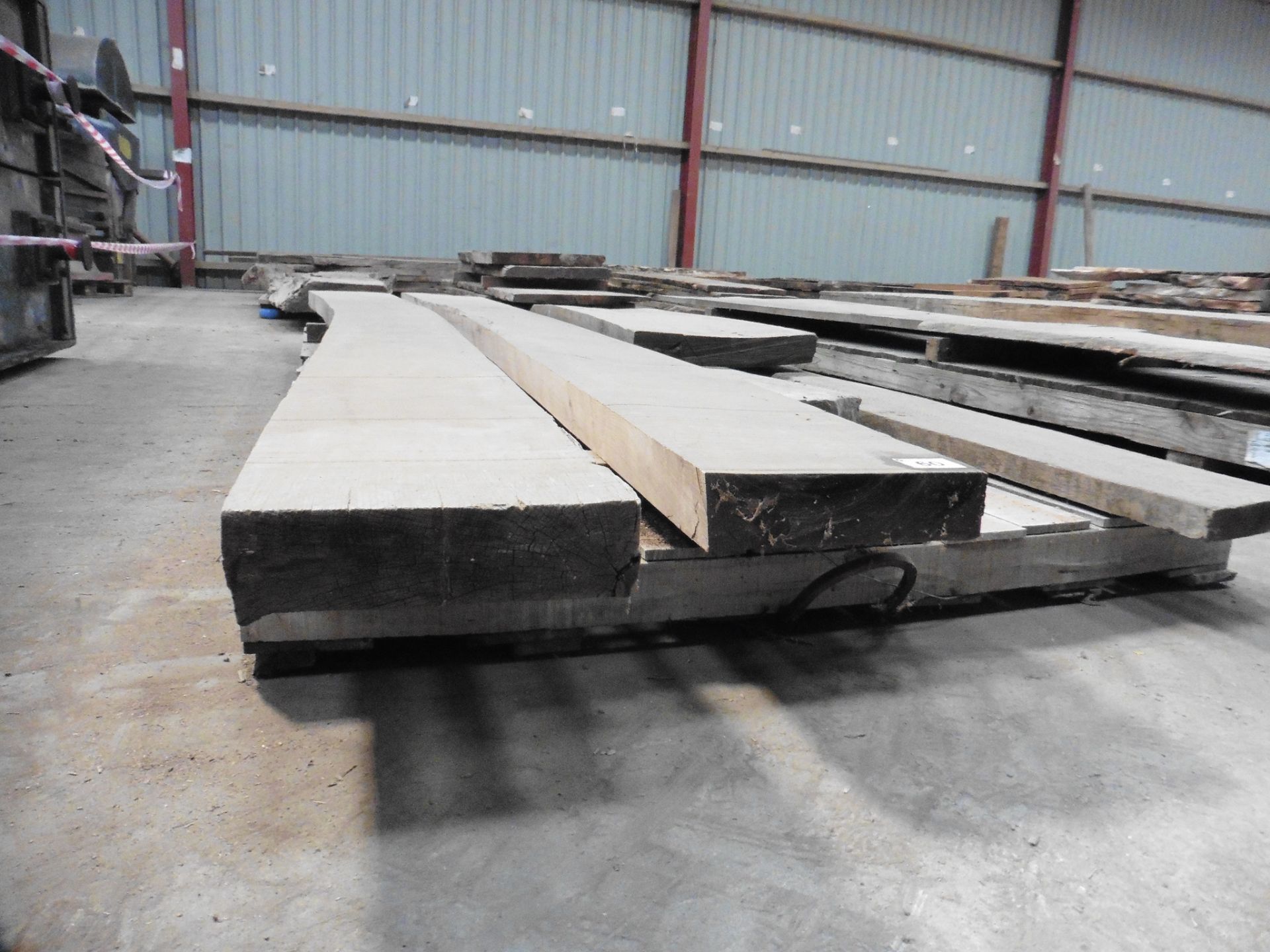 A pallet of 5 various sized oak rough sawn planks; 2 x 4000 x 300 x 75mm and 3 other boards - Image 4 of 4