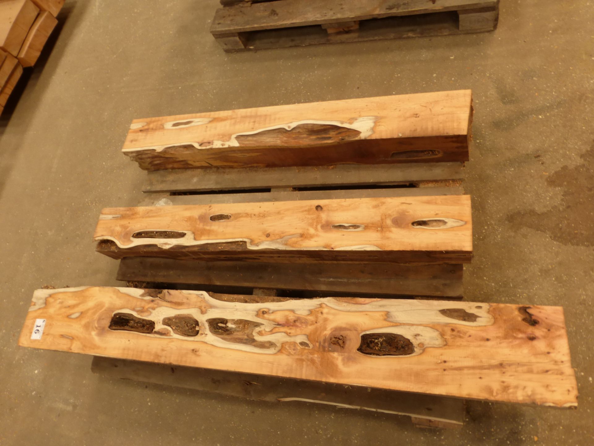 3 yew beams;1 x 500 x 200 x 200mm and 2 x 1200 x 150 x 150mm - Image 5 of 5