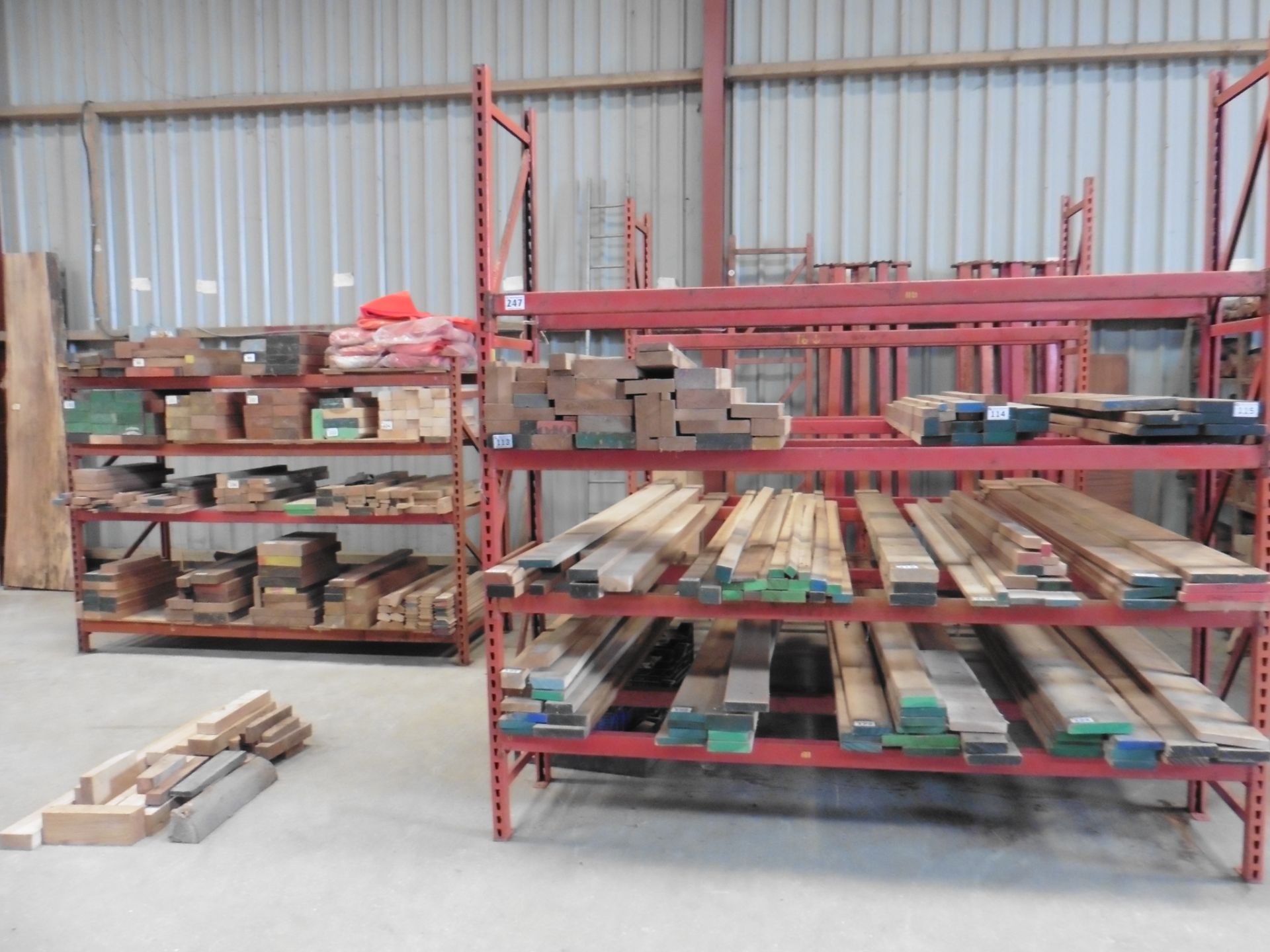 5 running bays of medium duty red steel boltless racking, each bay measures approximately 2550mm - Image 3 of 3