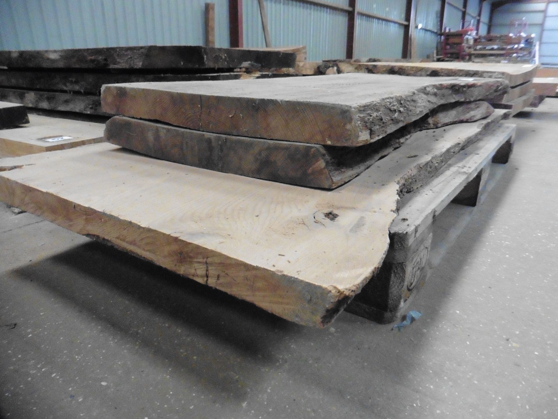 A pallet of 3 short oak boards mainly 1200 x 400 x 60mm - Image 4 of 5