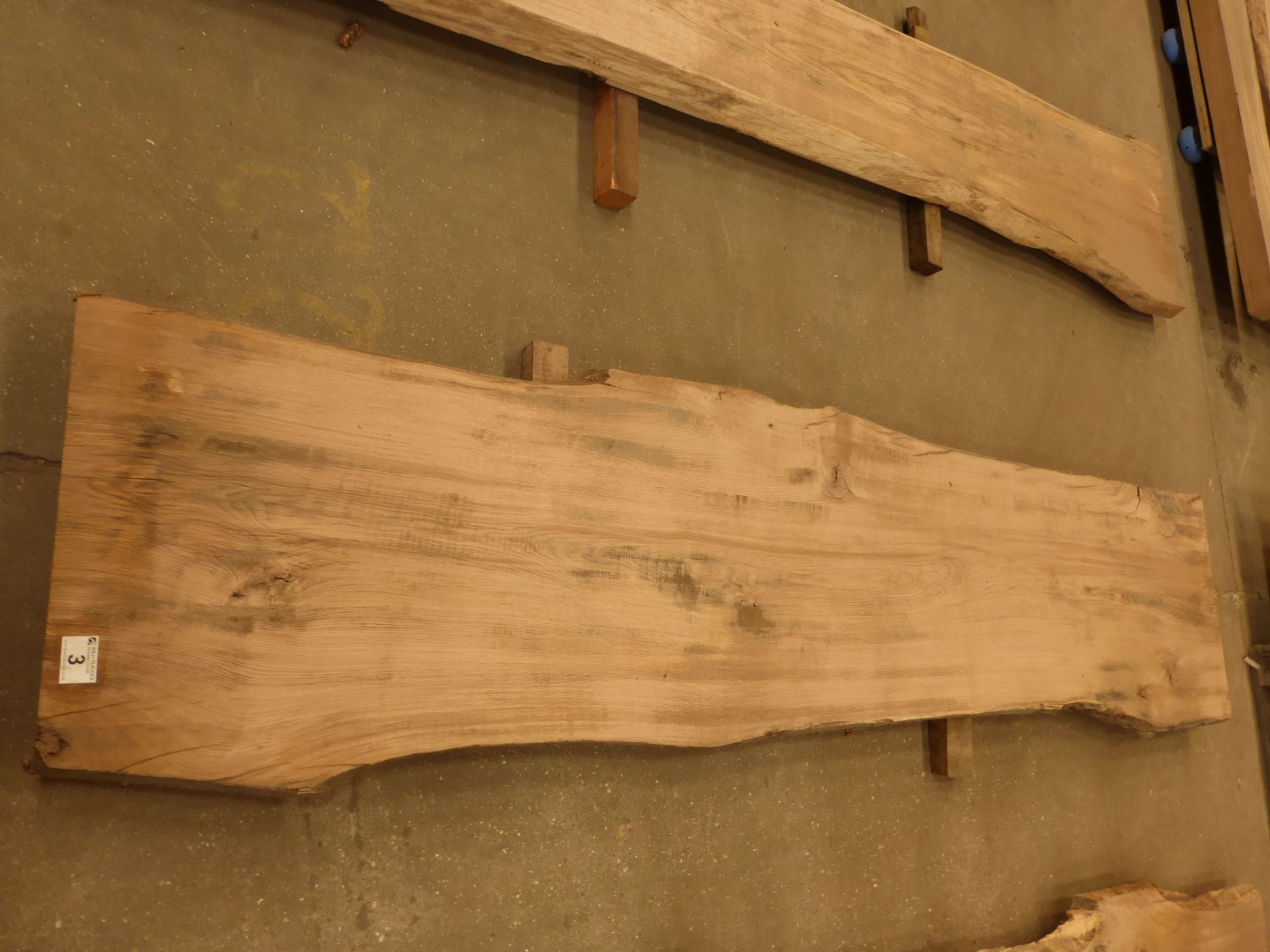 Plank of waney edge oak 3200 x 600 x 40mm - Image 2 of 4