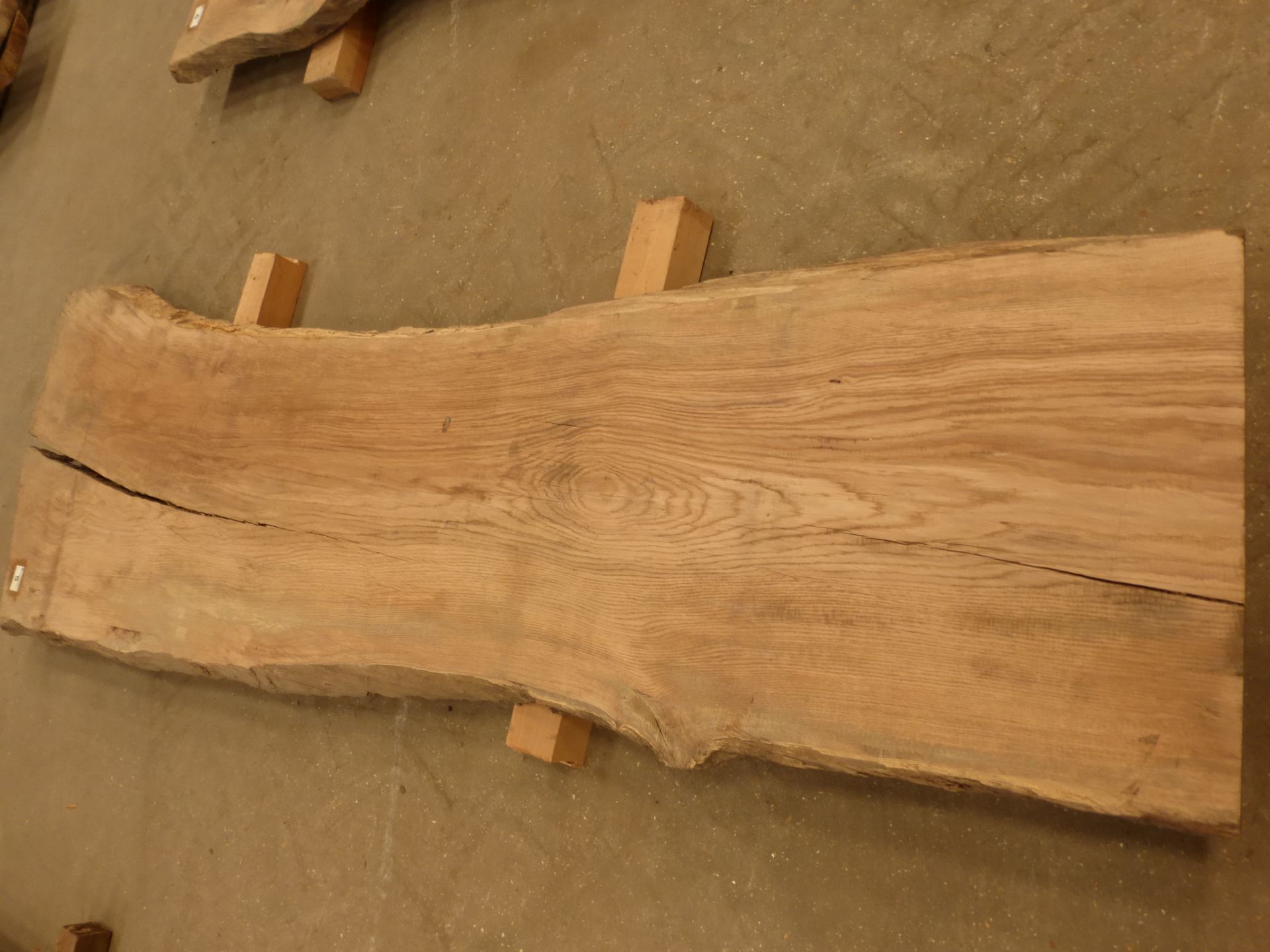 Plank of waney edge oak 2600 x 550 x 50mm - Image 4 of 5