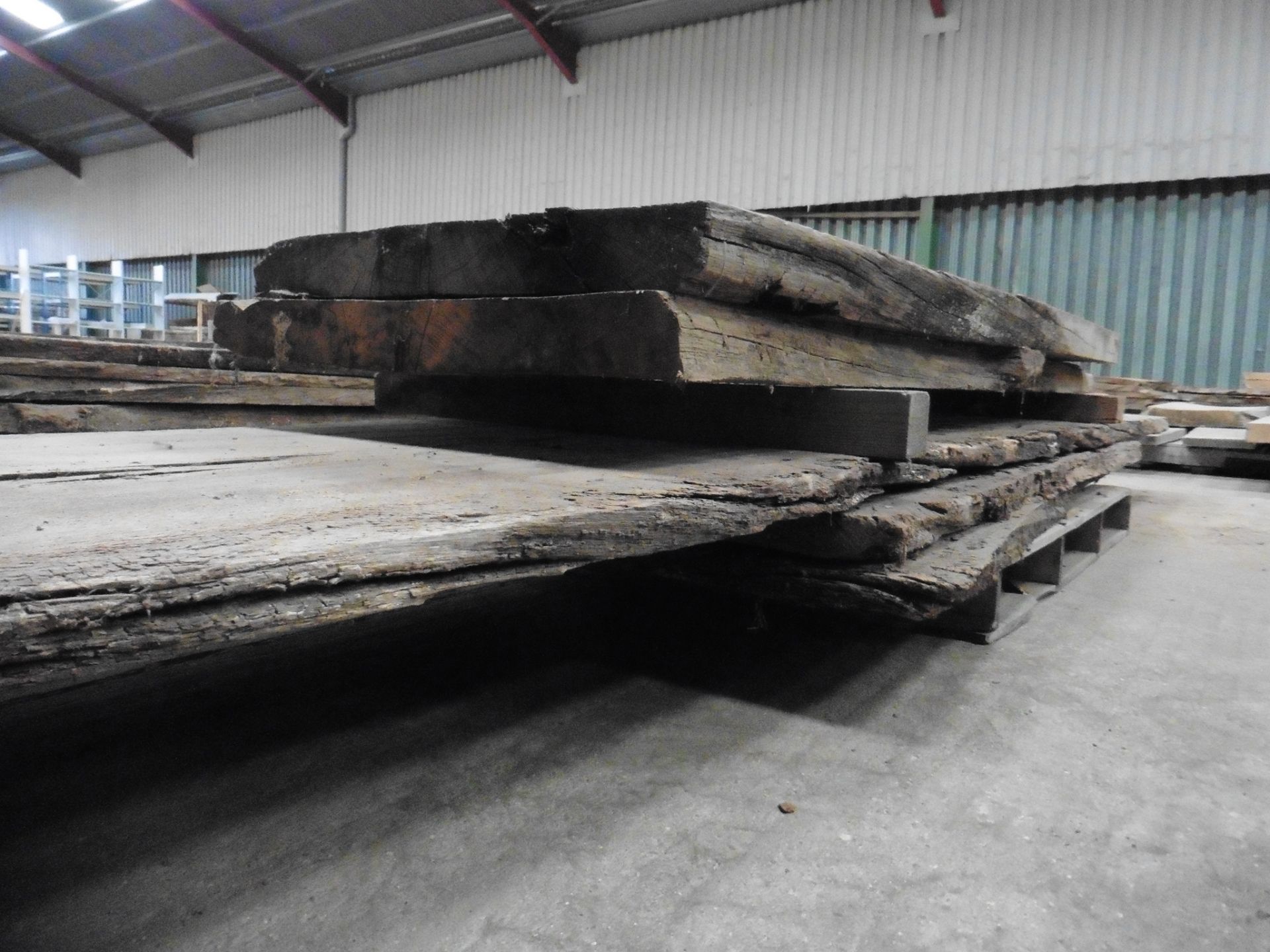 A pallet of 6 old oak planks; 2 x 1800 x 700 x 180mm and 1 x 3600 x 800 x 50mm and 1 x 3000 x 600 - Image 4 of 4