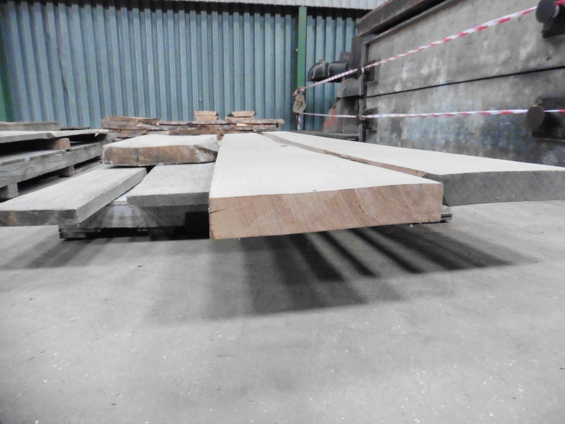 A pallet of 5 various sized oak rough sawn planks; 2 x 4000 x 300 x 75mm and 3 other boards - Image 3 of 4