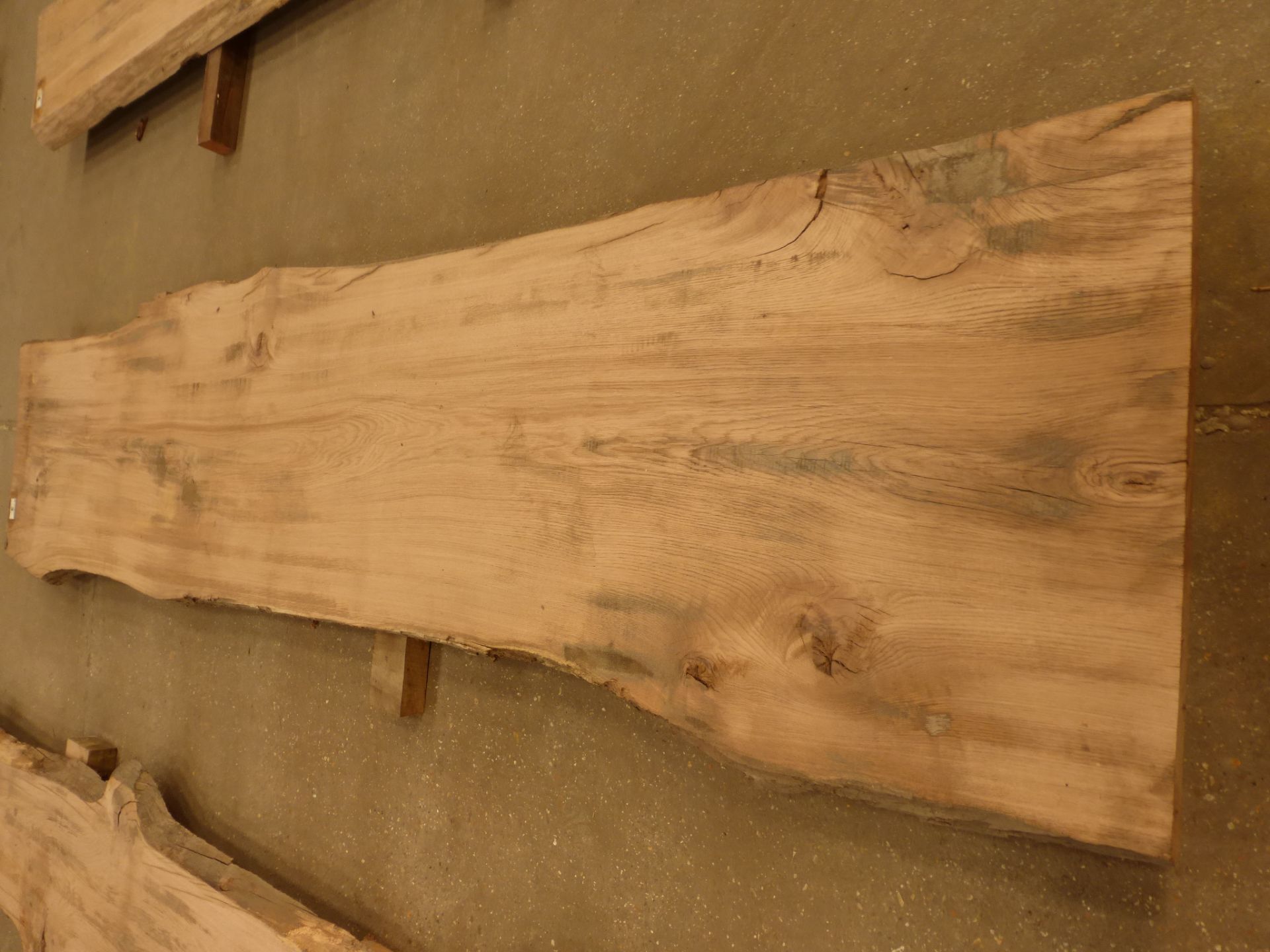 Plank of waney edge oak 3200 x 600 x 40mm - Image 4 of 4
