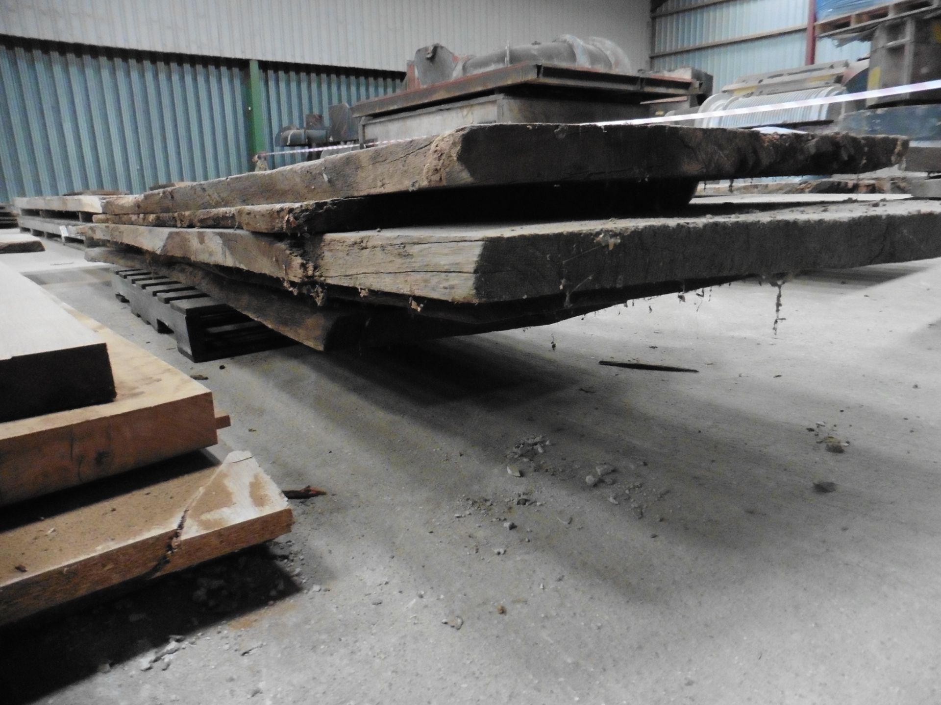 A pallet of 5 old waney edge boards mainly 2800 x 650 x 50mm - Image 5 of 5