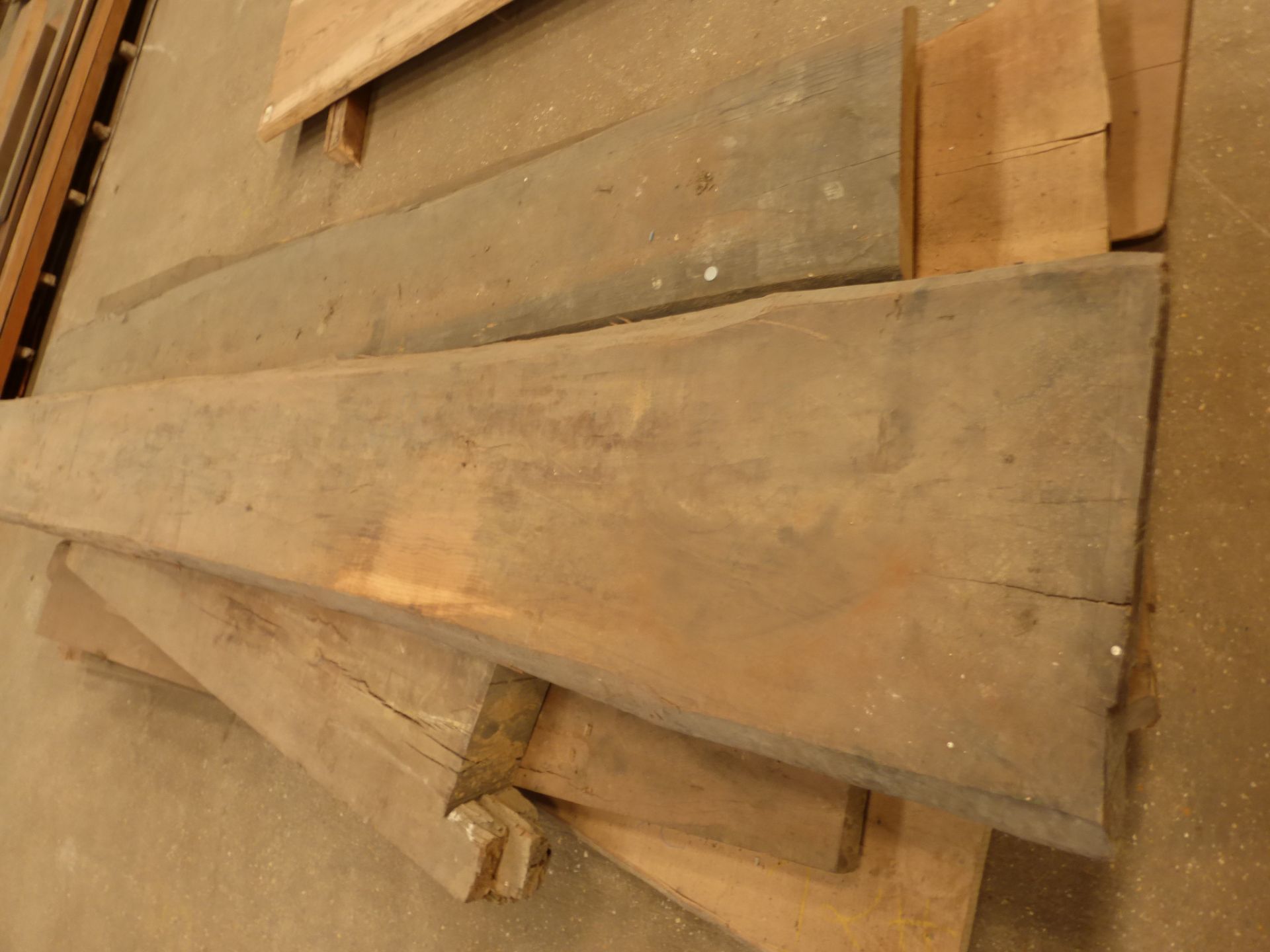 A pallet of approximately 17 planks of mixed hardwood up to 4m in length - Image 2 of 4