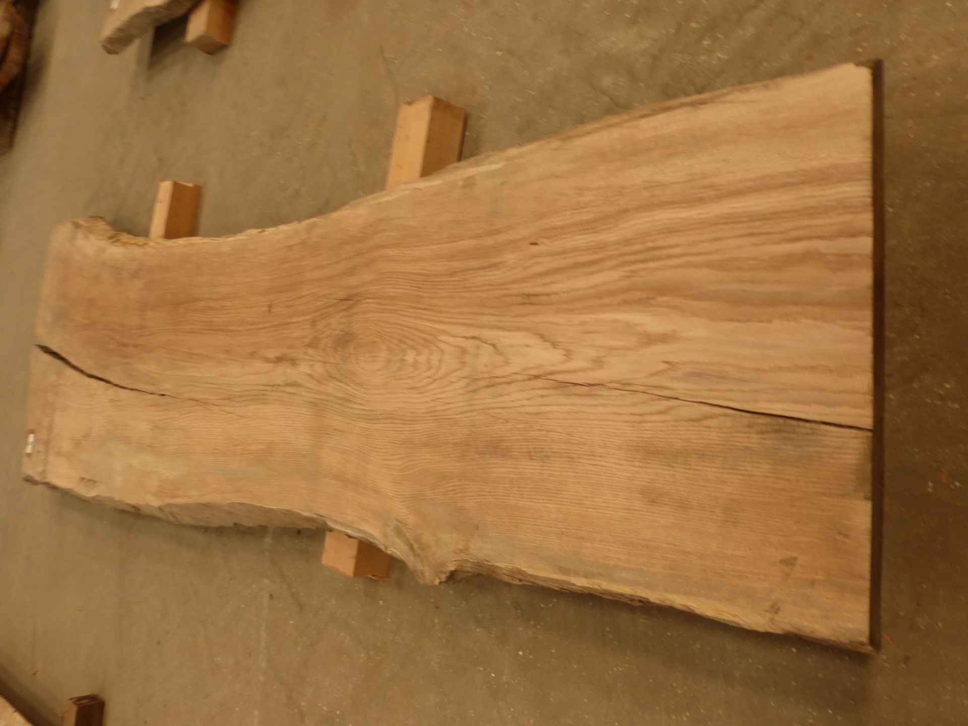 Plank of waney edge oak 2600 x 550 x 50mm - Image 5 of 5