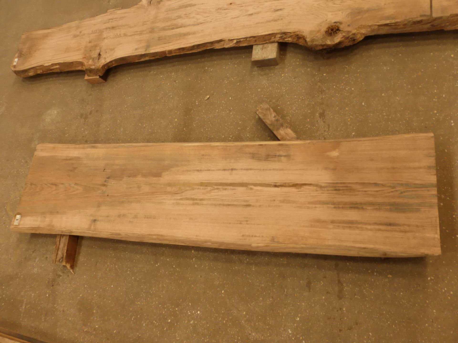 Plank of waney edge oak 2300 x 500 x 40mm - Image 2 of 6