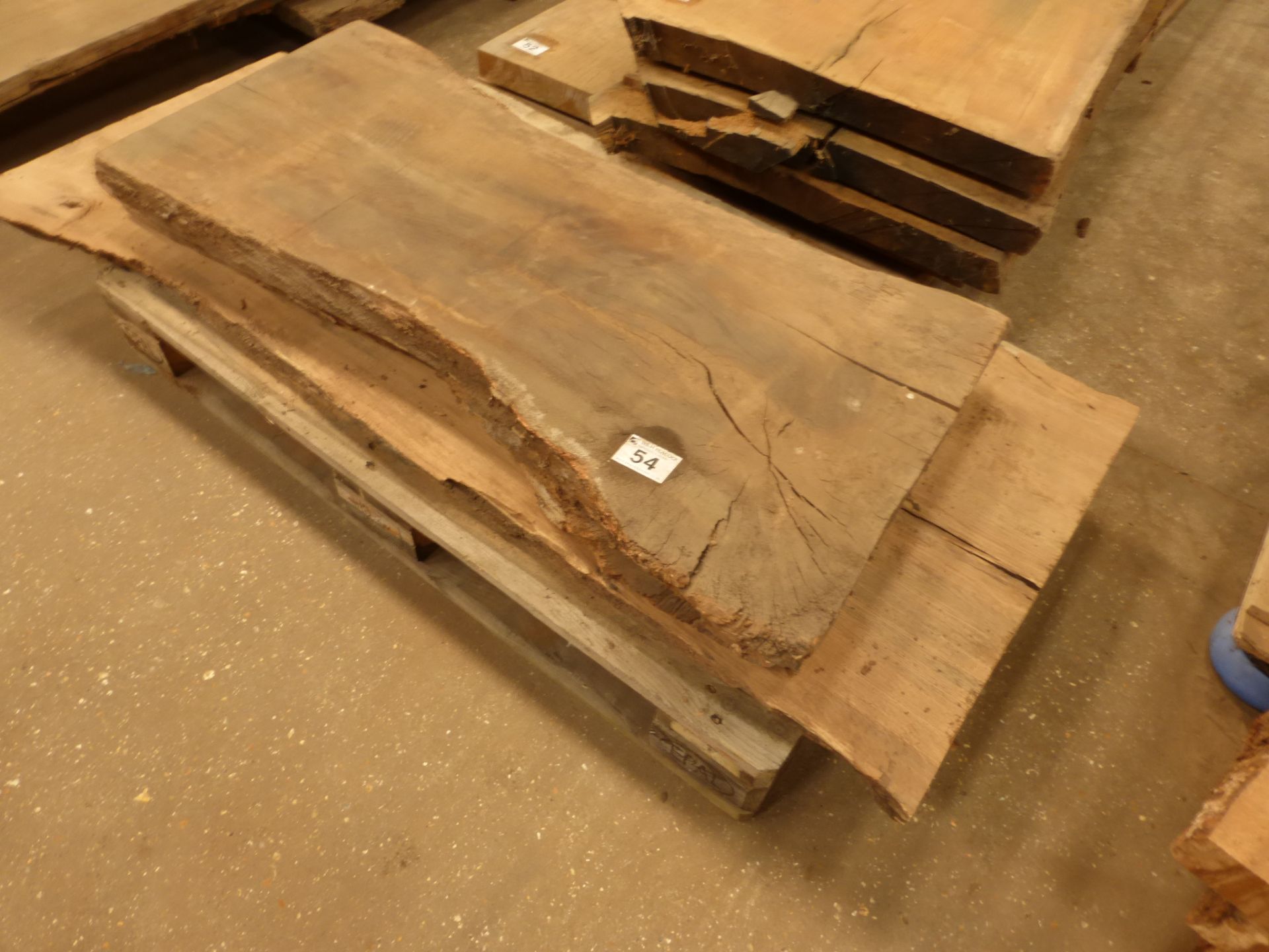 A pallet of 3 short oak boards mainly 1200 x 400 x 60mm - Image 5 of 5