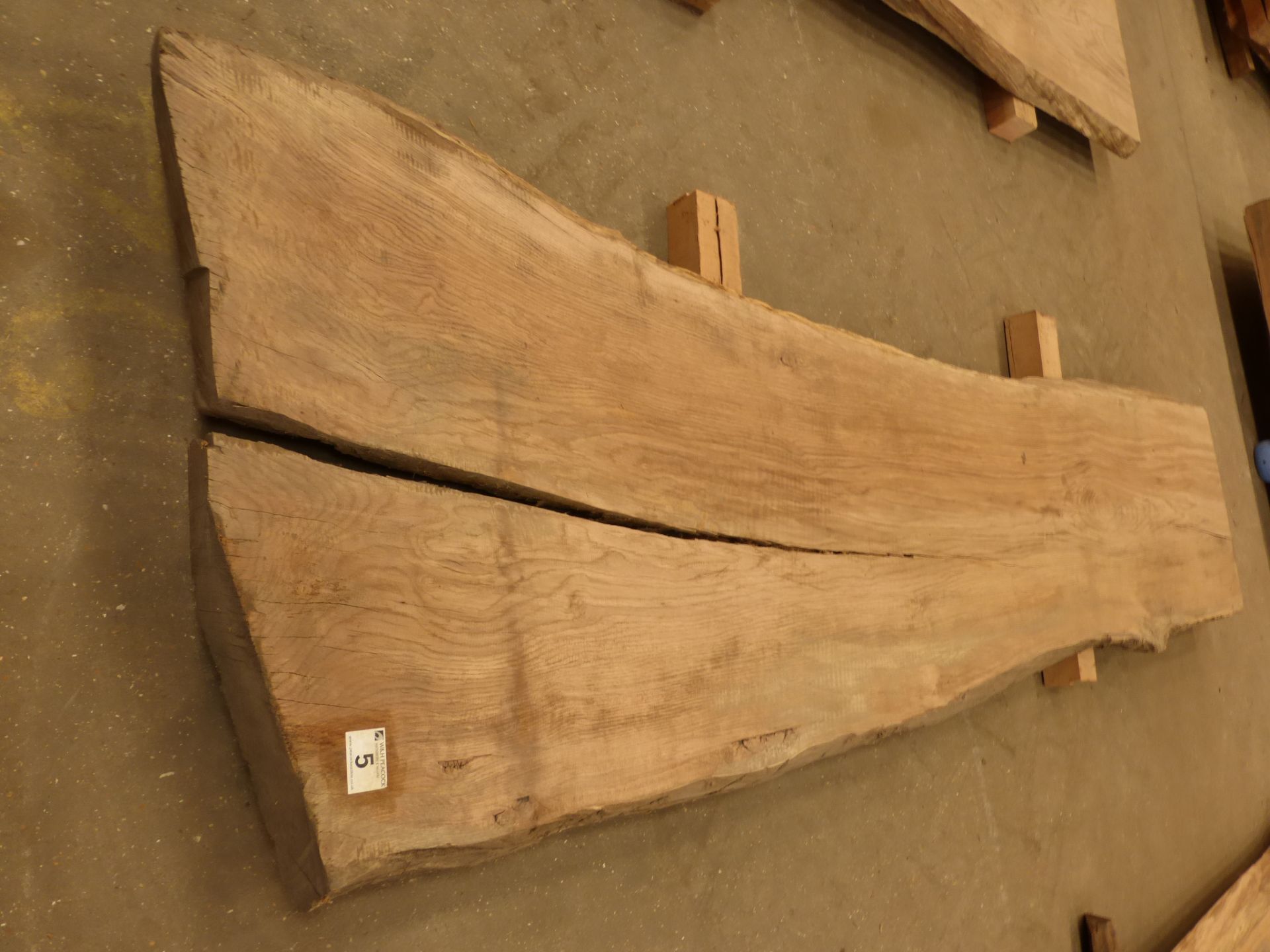 Plank of waney edge oak 2600 x 550 x 50mm - Image 2 of 5