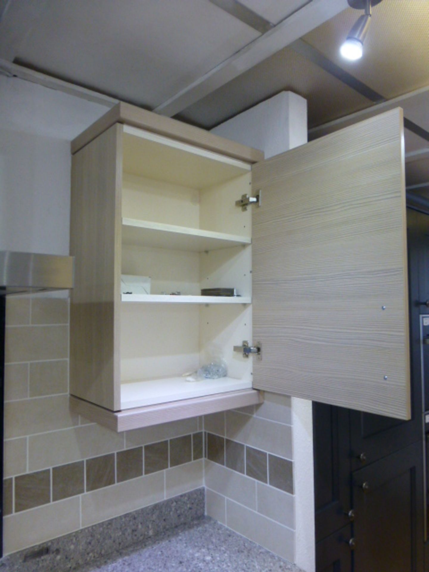 Masterclass Kitchen display approx. 198cm in Avola Grey and Champagne with quartz worktop and - Image 5 of 5