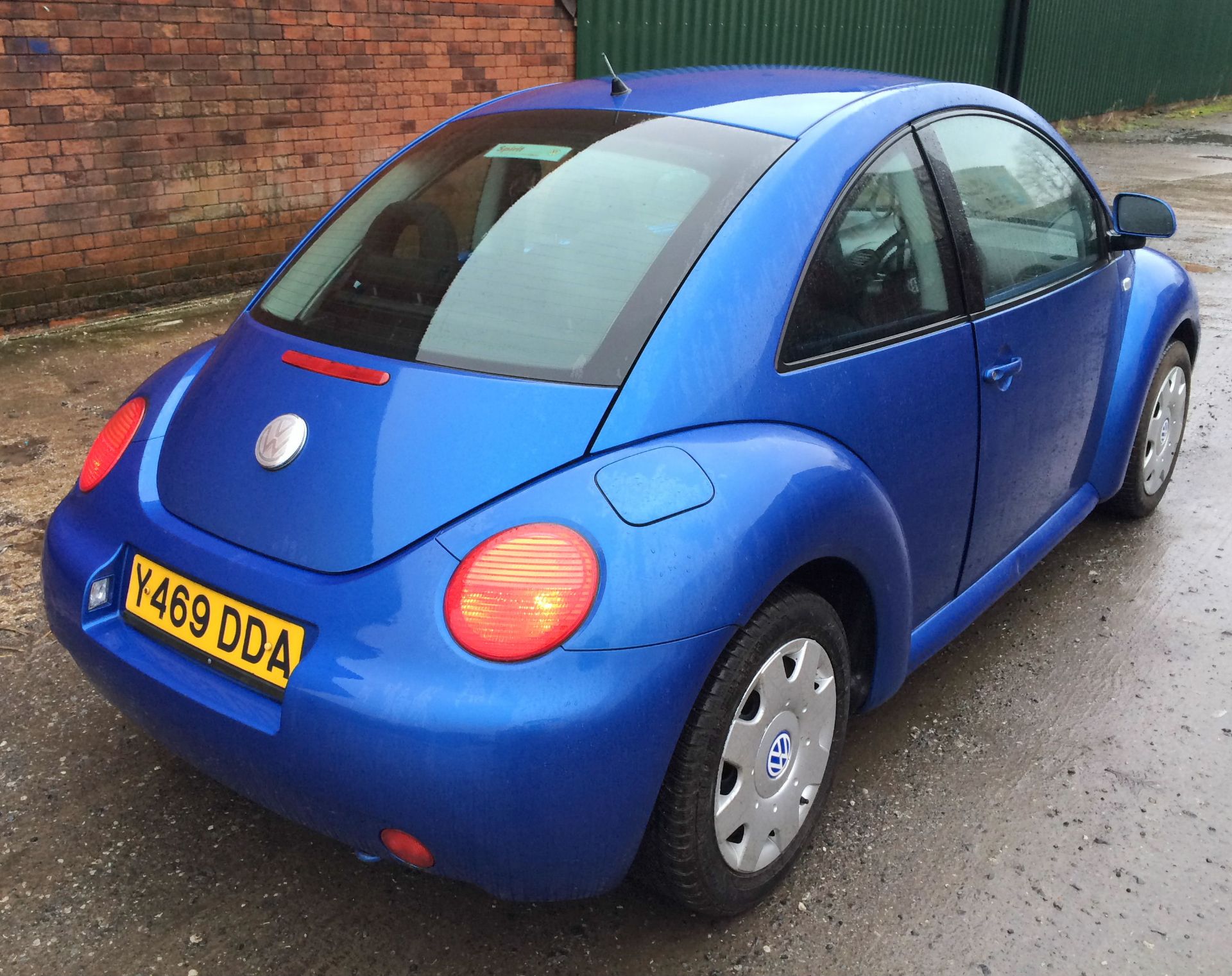 A Volkswagen Beetle 1.6 3 door Hatchback Reg. No.Y469DDA, first registered 9-6-2001, indicated 144, - Image 4 of 6