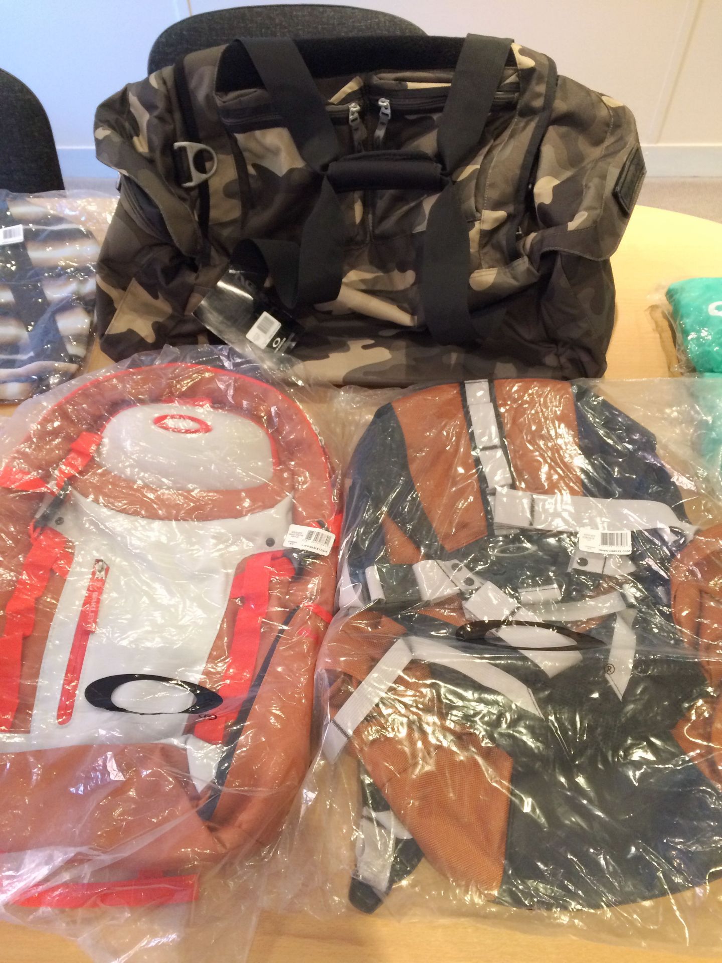 10 Various Oakley Bags/Pack Backs comprising: Warm Olive Mechanism Duffel Carry Bag; Cinnamon Icon - Image 2 of 4