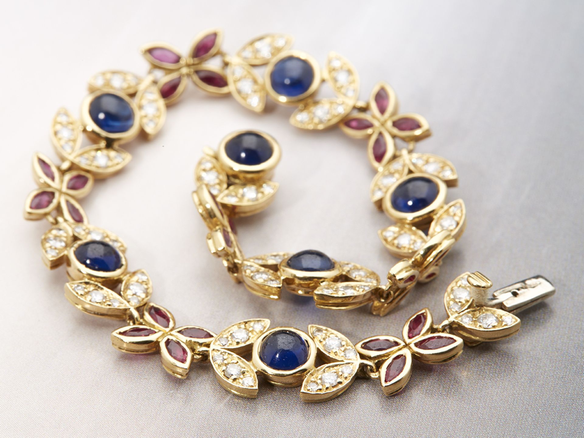 COM367 Fasoli - 18K Yellow Gold 9.45cts Sapphire, Ruby and Diamond Flower Link Bracelet - Image 4 of 5