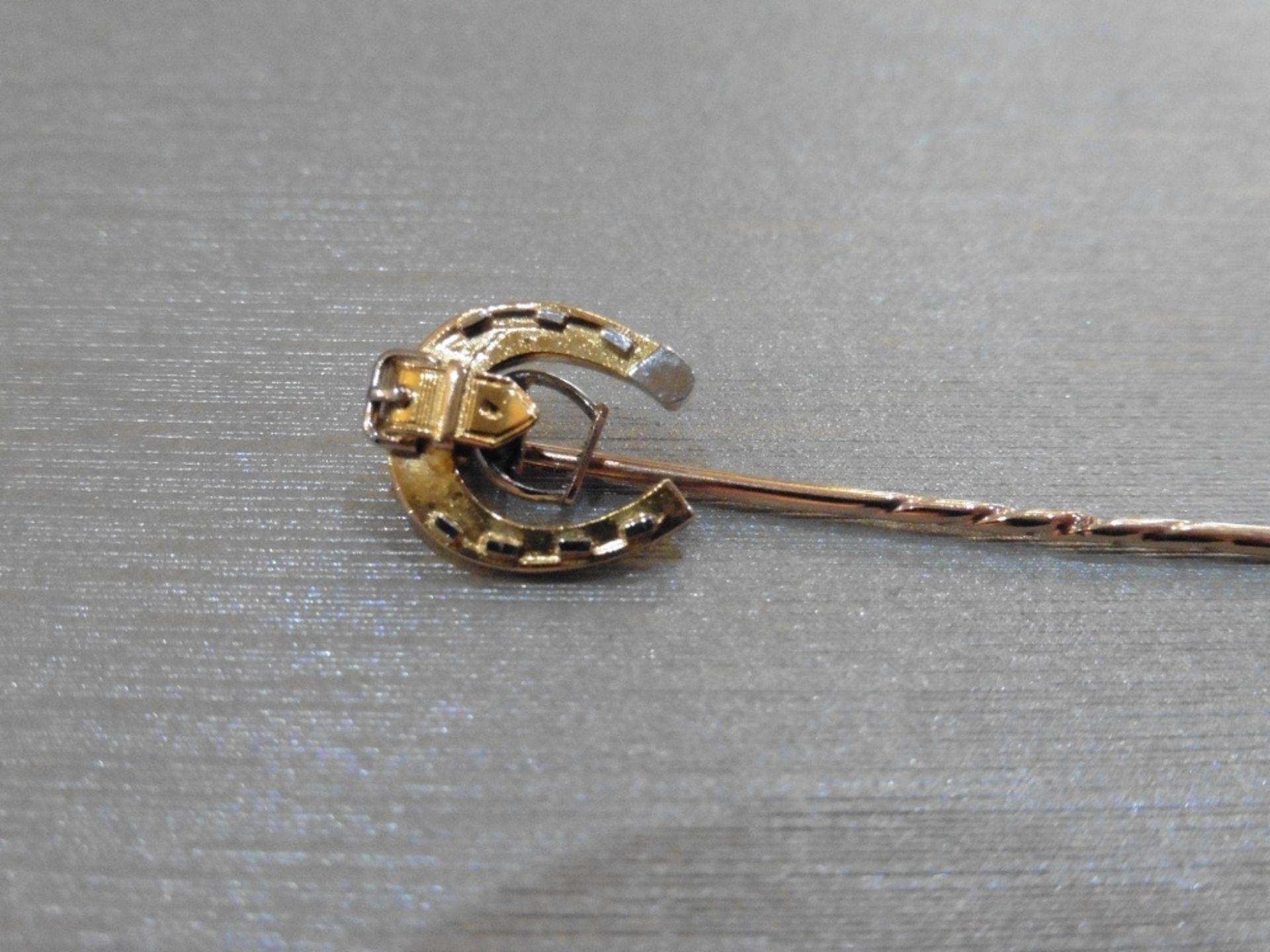 Pre-owned 9ct gold tie pin.  Horse shoe motif at the end with small sections of white gold and - Image 3 of 3