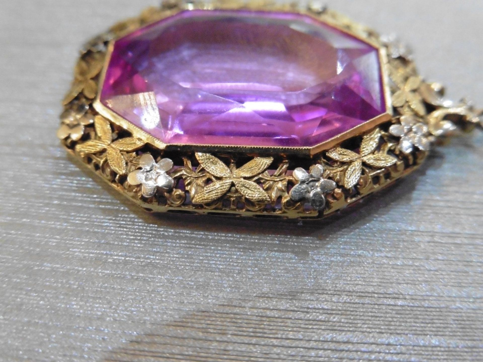 Pre-owned 14ct yellow gold pink amethyst pendant set with a stunning coloured stone with a floral - Image 3 of 3