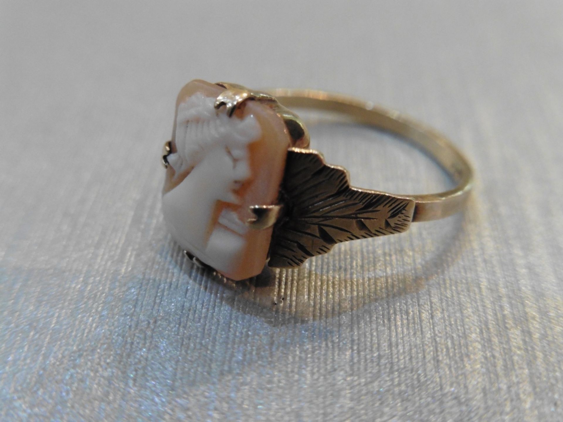 Pre-owned 9ct yellow gold cameo ring.  Cameo measures 10.28mm x 8.35mm. White carving, claw setting. - Image 2 of 3