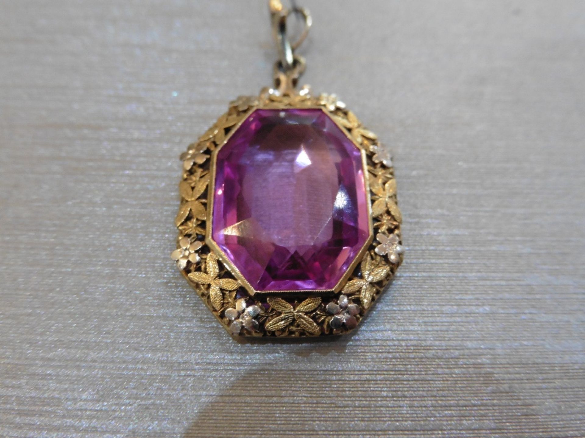 Pre-owned 14ct yellow gold pink amethyst pendant set with a stunning coloured stone with a floral