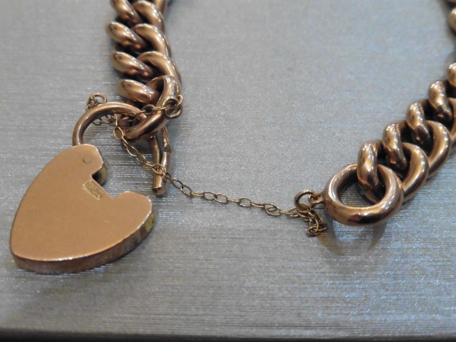 Pre-owned 9ct rose gold victorian style bracelet.  Hollow links with heart locket fastner and safety - Image 3 of 3