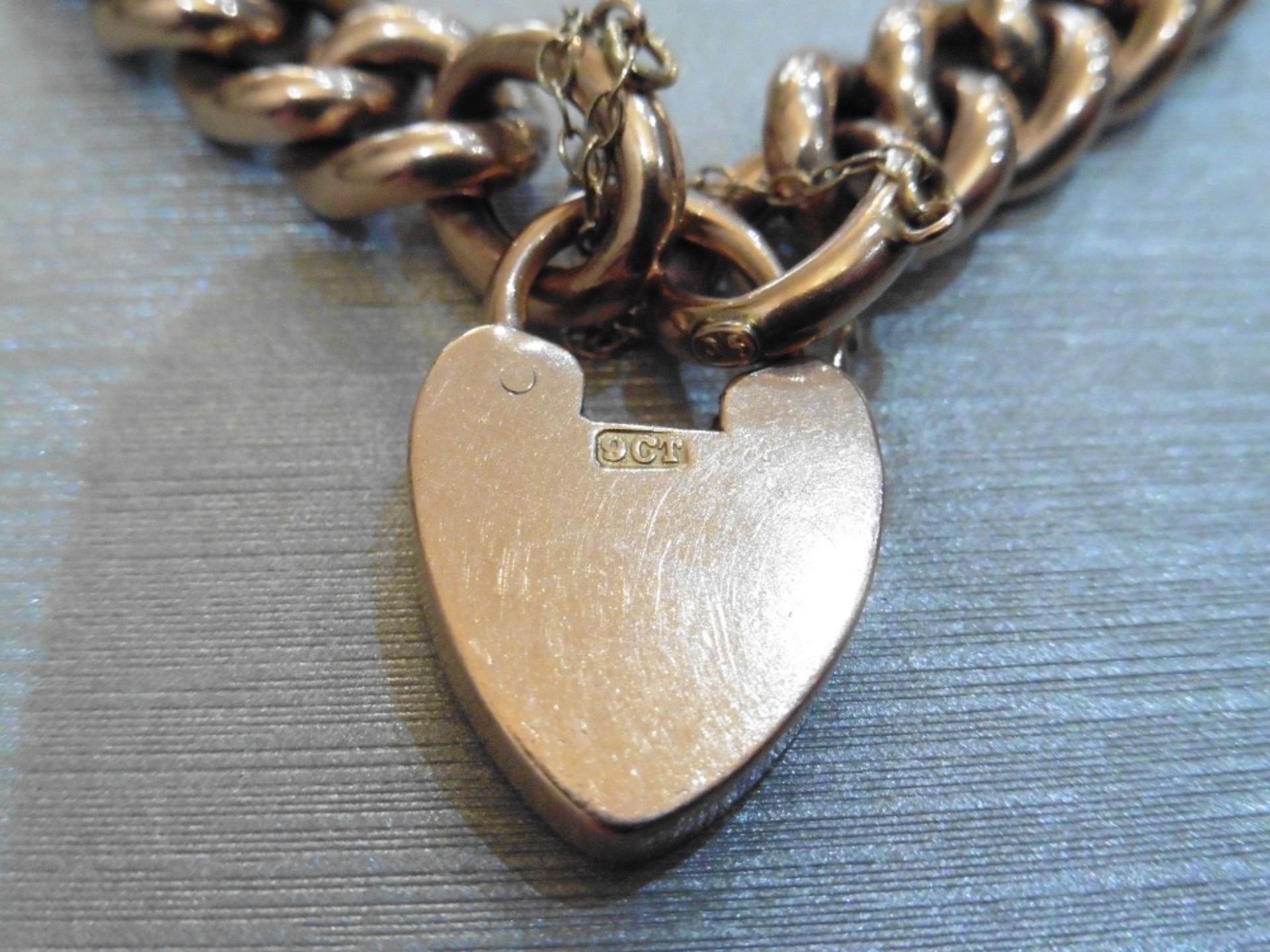 Pre-owned 9ct rose gold victorian style bracelet.  Hollow links with heart locket fastner and safety - Image 2 of 3