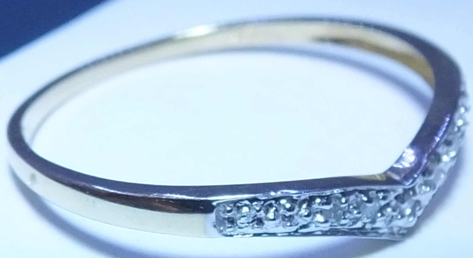 A 9ct gold chevron diamond ring. 5 diamonds set in a chevron 9ct ring. 1 grm - size O. - Image 2 of 3