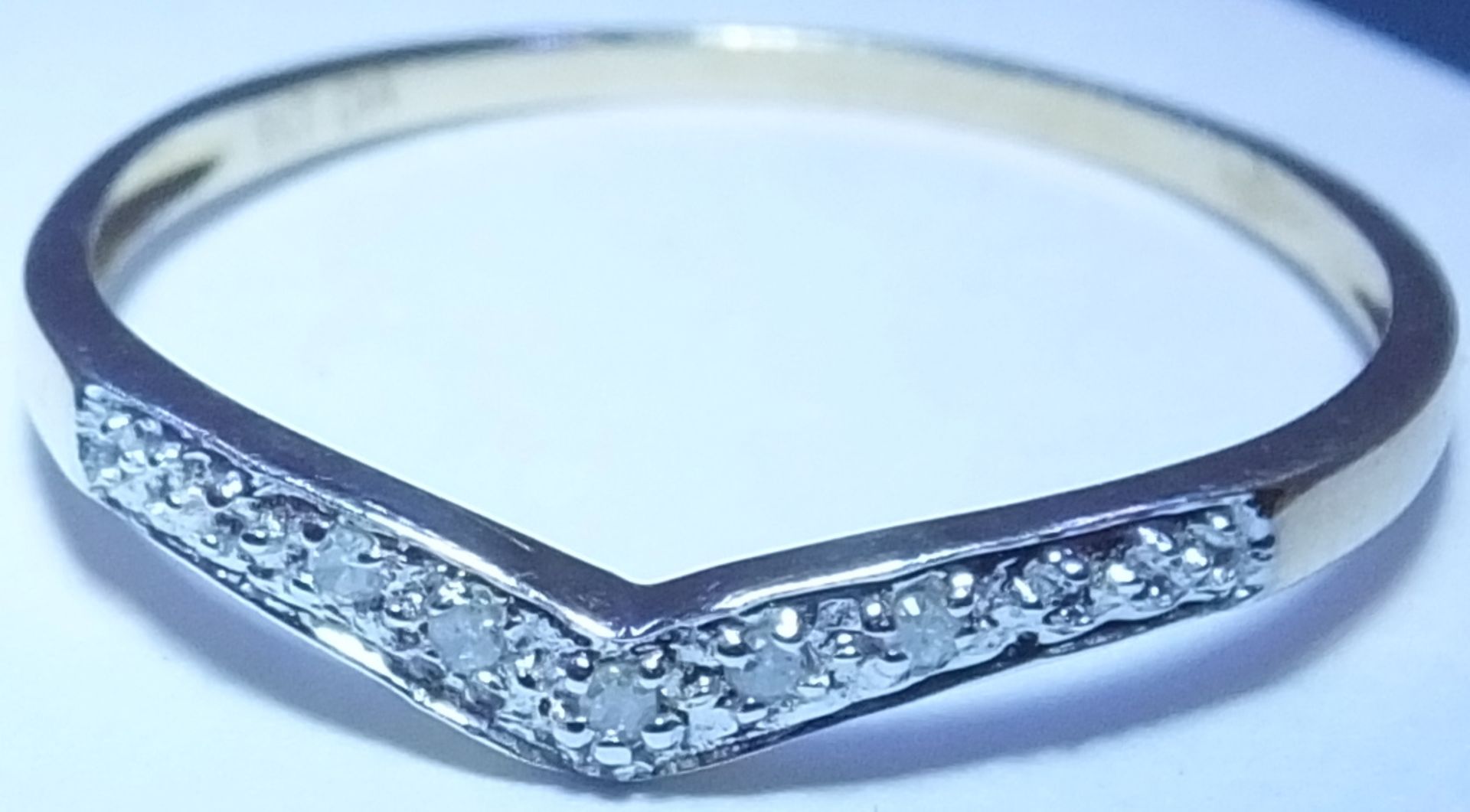 A 9ct gold chevron diamond ring. 5 diamonds set in a chevron 9ct ring. 1 grm - size O.