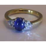 18 CT GOLD SAPPHIRE & 2 DIAMOND TRILOGY RING - Size P - A STUNNING SAPPHIRE CABOUCHON ALONG SIDE 2